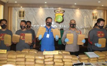 MELAWAN POLISI KURIR GANJA157 KG DISUMATERA SOLOK DIDOR PETUGAS POLRES JAKBAR.