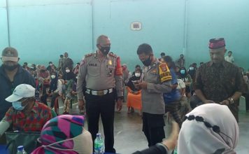 Polres Metro Depok Menggandeng Tenaga Kerja Kesehatan Menggelar Vaksinasi Covid 19