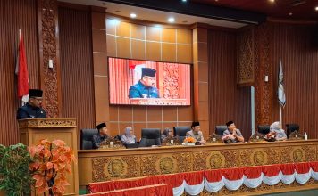 WAKIL Walikota depok usai hadir dirapat paripurna DPRD Kota depok Memberi masukan informasi segera kumpulkan OPD.