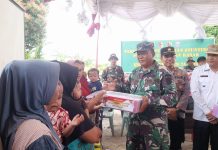 TNI dan Puskesmas Bagikan 100 Paket Gizi Untuk Tekan Stunting di Katiagan.