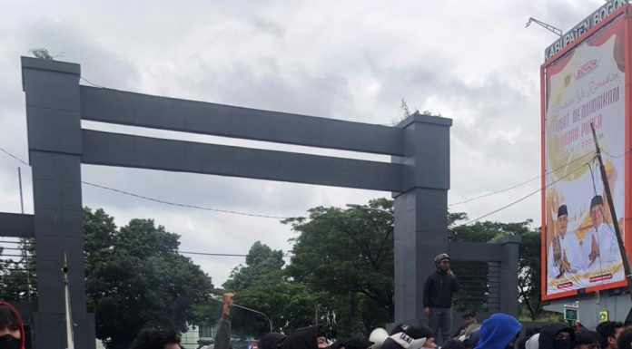 Pengadaan Anggaran Videotron 100 Miliar dikabupaten Bogor terus Bergejolak Majasiswa Minta Stop Anggaran bukan Prioritas untuk Rakyat.