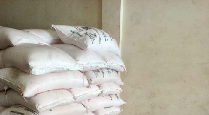 KIOS LOKAL JUAL PUPUK ECERAN JAUH DIATAS HARGA PASAR DIKELUHKAN PETANI.