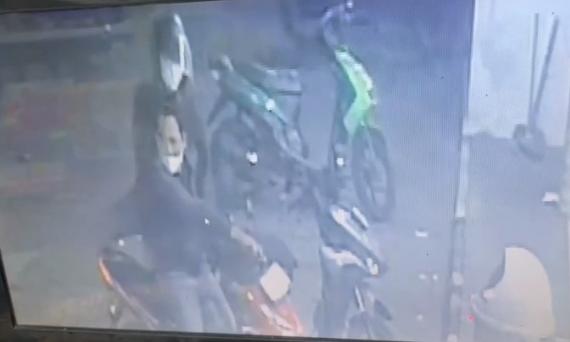 Rawan Kriminalitas Ciherang Sukatani Depok CCTV Merekam pencurian kendaraan bermotor pelaku dua orang dalam proses pencarianPolisi..