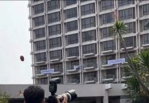 Eksekusi Pengosongan Lahan EKS Hotel Sultan Berujung Ricuh,Polisi Amankan puluhan massa.