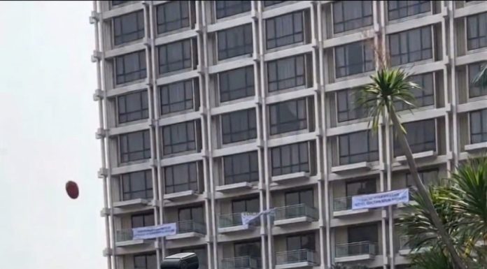 Eksekusi Pengosongan Lahan EKS Hotel Sultan Berujung Ricuh,Polisi Amankan puluhan massa.