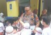 Peringati Hari Pendidikan Nasional polisi berikan edukasi lalu- lintas dan Santuni santri di Depok.