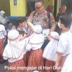 Peringati Hari Pendidikan Nasional polisi berikan edukasi lalu- lintas dan Santuni santri di Depok.