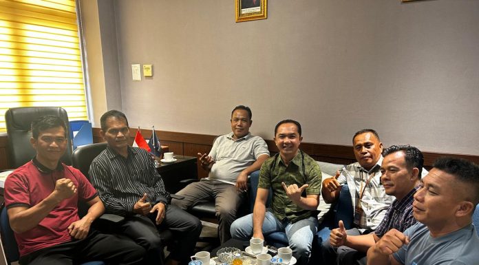 Silahturahmi diruang Komisi ll DPRD Sumbar Salamat Simamora Bahas Aspirasi dan Kemajuan Pasaman.