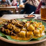 LAGENDA KULINER PASAMAN: Aroma Sate Sarinah Tapus Padang Gelugur memikat Lidah sejak 1960.