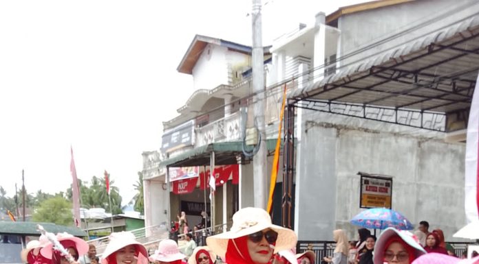Kreativitas Tanpa batas emak emak Padang gelugur kab.pasaman sulap alat dapur galon air jadi alat musik drum band.