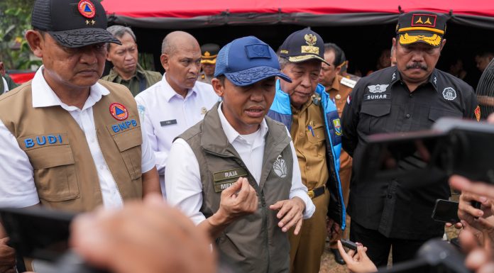 Ditanya kenapa ngak ikut kunjungan presiden ke. kalimantan-sumatera ini jawaban Menhut.