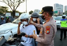 Waspadai Paparan Abu Vulkanik Kapolres Metro Depok Bersama Polwan Bagikan Masker Kepada Masyarakat.