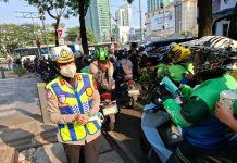 Ditlantas Polda Metro Jaya bagikan 30.000 Masker untuk pengemudi ojol dan wajib pajak.