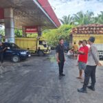 Pastikan Distribusi BBM Bersubsidi Tepat Sasaran,Personel Polsek Kinali Lakukan Pengamanan di SPBU Base Camp Pasbar.