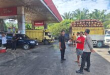 Pastikan Distribusi BBM Bersubsidi Tepat Sasaran,Personel Polsek Kinali Lakukan Pengamanan di SPBU Base Camp Pasbar.