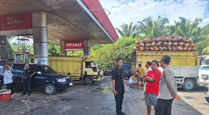 Pastikan Distribusi BBM Bersubsidi Tepat Sasaran,Personel Polsek Kinali Lakukan Pengamanan di SPBU Base Camp Pasbar.